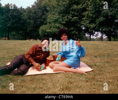 Vintage outdoor Ritratto di giovane picnic Foto Stock