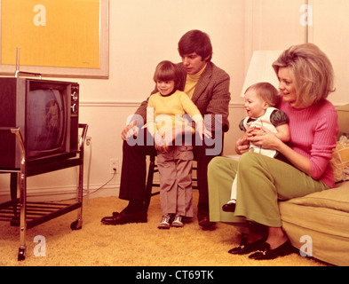 Famiglia di guardare la TV negli anni settanta home Foto Stock