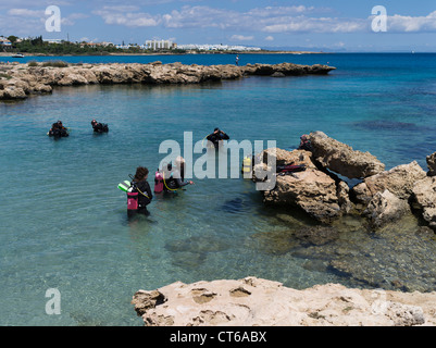 dh Loumbardi Bay PROTARAS CIPRO Subaga subacquei imparare a scuba immersione persone diving grecia Foto Stock