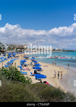 dh Fig Tree Bay PROTARAS CIPRO SUD bagni di sole e nuotatori spiaggia sabbiosa costa Alberghi resort vacanze spiagge soleggiate isola di grecia Foto Stock