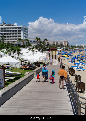 dh Fig Tree Bay PROTARAS CIPRO Famiglia sulla passeggiata lungomare Spiaggia di sabbia costa Hotel resort vacanze sole sole spiagge Foto Stock