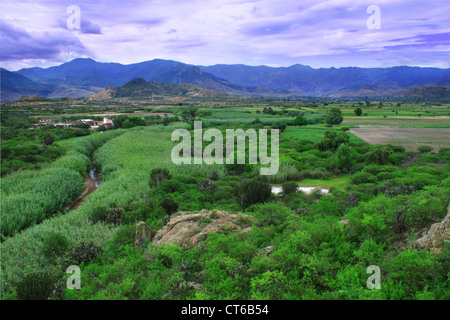 Paesaggio di verde e lussureggiante valle e le montagne dietro le rovine di Yagul in Oaxaca, Messico Foto Stock