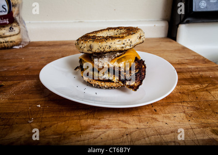 Un uovo di salsiccia formaggio bagel colazione panino leggermente più cotte Foto Stock