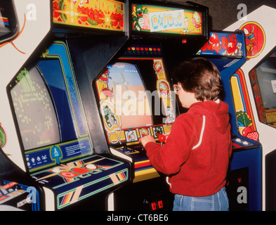 Ragazzo giocando vintage video giochi arcade Foto Stock