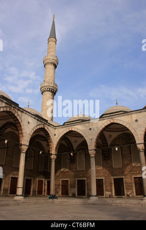 Vista del cortile interno, Sultan Ahmed Moschea Sultanahmet, Istanbul, Turchia Foto Stock