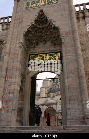 Gateway per il cortile, Sultan Ahmed Moschea Sultanahmet, Istanbul, Turchia Foto Stock