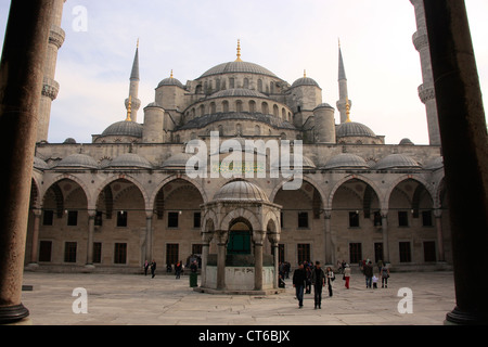 Vista del cortile interno, Sultan Ahmed Moschea Sultanahmet, Istanbul, Turchia Foto Stock