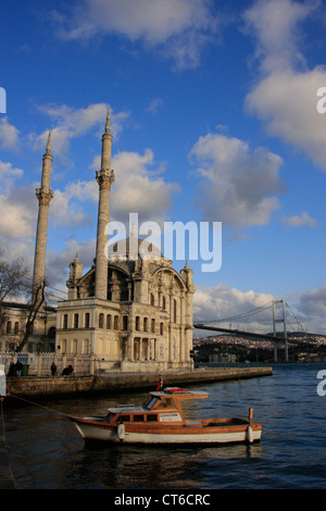 La Moschea Ortakoy e il Ponte sul Bosforo, Besiktas, Istanbul, Turchia Foto Stock