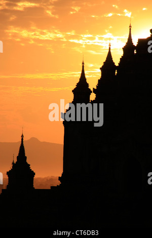 Tramonto dietro il tempio Sulamani, Bagan zona archeologica, regione di Mandalay, Myanmar, sud-est asiatico Foto Stock