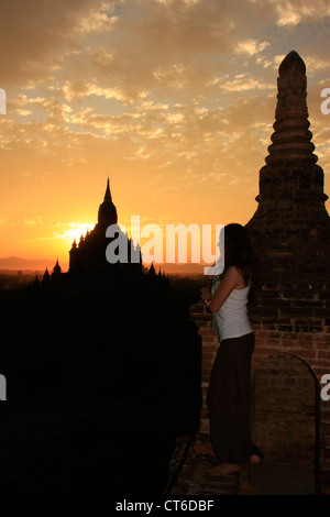 Tourist ammirando il tramonto templi, Bagan zona archeologica, regione di Mandalay, Myanmar, sud-est asiatico, modello rilasciato Foto Stock