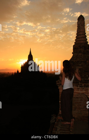 Tourist ammirando il tramonto templi, Bagan zona archeologica, regione di Mandalay, Myanmar, sud-est asiatico Foto Stock