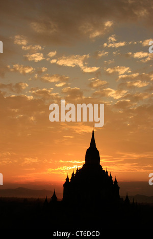 Tramonto dietro il tempio Sulamani, Bagan zona archeologica, regione di Mandalay, Myanmar, sud-est asiatico Foto Stock