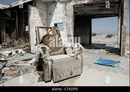 Sedia al di fuori di un edificio abbandonato, Salton Sea Beach, nel sud della California, Stati Uniti d'America. Foto Stock