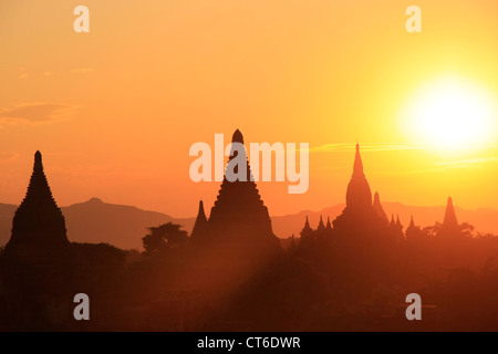 Tramonto su templi, Bagan zona archeologica, regione di Mandalay, Myanmar, sud-est asiatico Foto Stock