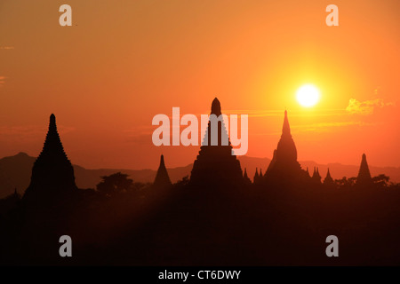 Tramonto su templi, Bagan zona archeologica, regione di Mandalay, Myanmar, sud-est asiatico Foto Stock