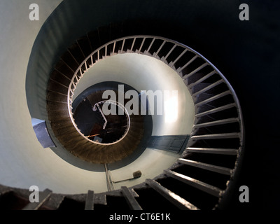 Vista capovolto nella spirale di un faro in Mamalipuram, India Foto Stock