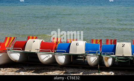 Colorate barche a pedali sulla spiaggia Foto Stock