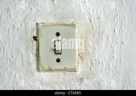 Tradizionale vecchio interruttore della luce sulla parete Foto Stock