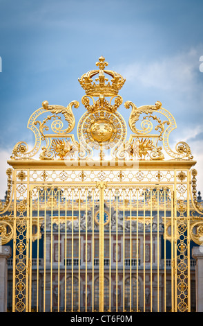 Golden Gate ornati di Chateau de Versailles con il cielo blu e nuvole in background. Parigi, Francia, Europa. Foto Stock