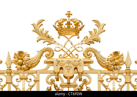 Golden Gate ornati di Chateau de Versailles isolati su sfondo bianco. Parigi, Francia, Europa. Foto Stock