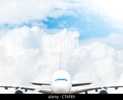 Jumbo bianco aereo all'aeroporto pronto per l'imbarco. Blu cielo nuvoloso in background. Foto Stock