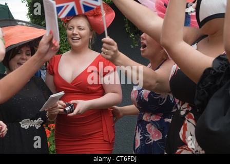 Cantando canzoni patriottiche inglesi alla fine della giornata come Royal Ascot. Gruppo di giovani donne adulte che cantano dopo una giornata di corse di cavalli al Royal Ascot, Berkshire UK, HOMER SYKES anni '2012 2010 Foto Stock