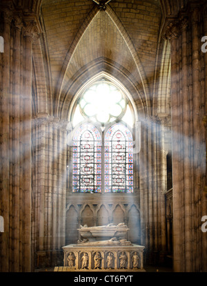 Raggi di sole raggiante attraverso la vecchia finestra di vetro colorato di saint denis Cathedral e illuminazione interno con tomba. Parigi, Francia Foto Stock