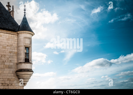 Tower con finestra dell'antico castello, scuro cielo blu con nuvole in background. Chateau de Chaumont, castelli della Valle della Loira, Fra Foto Stock