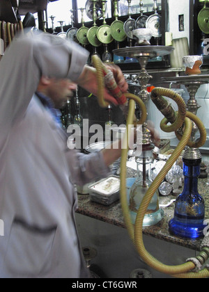 Cameriere preparazione Nargile acqua tubi bolle, Corlulu Ali Pasha Cafe, Istanbul, Turchia Foto Stock