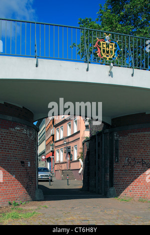 Hochwasserschutz am Rhein, Rheintor mit Wappen Uerdinger, Tor zwischen Rheinpromenade und der Strasse Am Rheintor in Krefeld-Uerdingen, Niederrhein, N Foto Stock