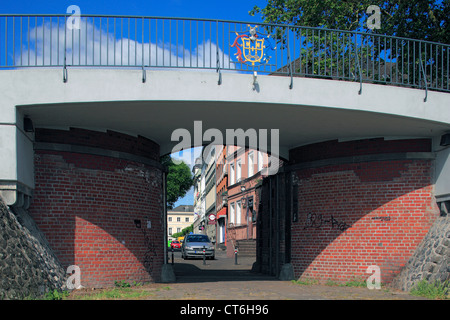 Hochwasserschutz am Rhein, Rheintor mit Wappen Uerdinger, Tor zwischen Rheinpromenade und der Strasse Am Rheintor in Krefeld-Uerdingen, Niederrhein, N Foto Stock