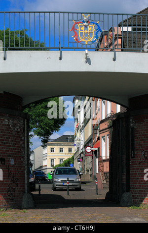 Hochwasserschutz am Rhein, Rheintor mit Wappen Uerdinger, Tor zwischen Rheinpromenade und der Strasse Am Rheintor in Krefeld-Uerdingen, Niederrhein, N Foto Stock