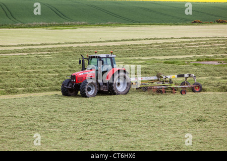 Agricoltore la raccolta di insilato. Grampian Scotland Regno Unito Foto Stock