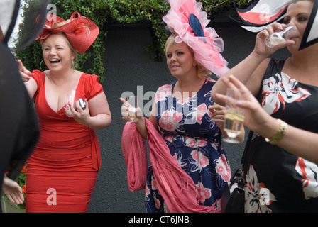 Donne Regno Unito divertirsi 2010s Gruppo di ragazze che cantano al bandstand fine dei giorni regate Royal Ascot corse ippiche Berkshire 2012 UK HOMER SYKES Foto Stock