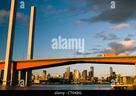 Ponte Bolte e dello skyline di Melbourne e il fiume Yarra, Australia Foto Stock