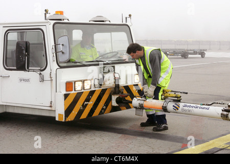 Aeroporto di Schoenefeld, il personale di terra su asfalto Foto Stock