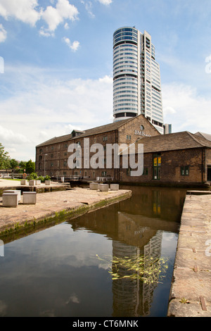 Torre di Bridgewater riflessa nel Granary Wharf Leeds West Yorkshire Regno Unito Foto Stock