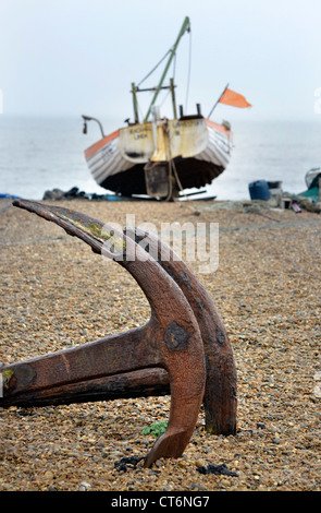 Longshore barca e ancore vecchio sulla spiaggia di aldeburgh SUFFOLK REGNO UNITO Foto Stock