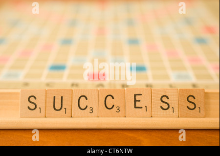 Parola di successo scritto con piastrelle di scrabble Foto Stock