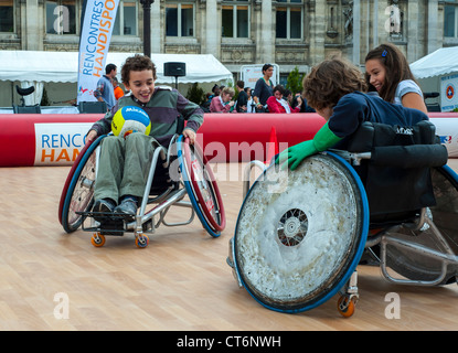 Parigi, FRANCIA - Bambini francesi disabili in sedia a rotelle, lezione di basket al Rencontres EDF Handisport. Esercizio per esigenze speciali Foto Stock