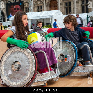 Parigi, FRANCIA - Bambini a mano francesi in sedie a rotelle, Classe di Pallacanestro a 'Rencontres EDF Handisport'. Esercizio per esigenze speciali, giovane adolescente francese ragazza, scuola secondaria, ragazzi e ragazze sport all'aperto Foto Stock