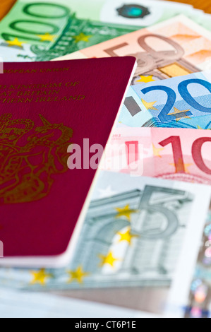 Passaporto britannico e di banconote in euro Foto Stock