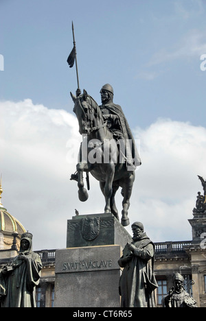 Statua del buon re Venceslao su Piazza Venceslao, noto anche in ceco come Vaclavske Namesti, a Praga, Repubblica Ceca Foto Stock