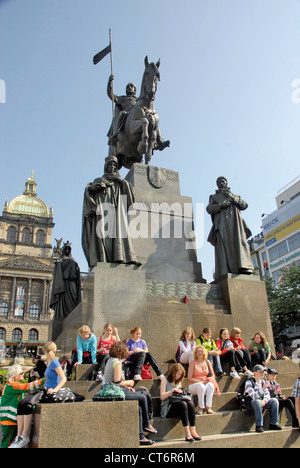 Statua del buon re Venceslao su Piazza Venceslao, noto anche in ceco come Vaclavske Namesti, a Praga, Repubblica Ceca Foto Stock