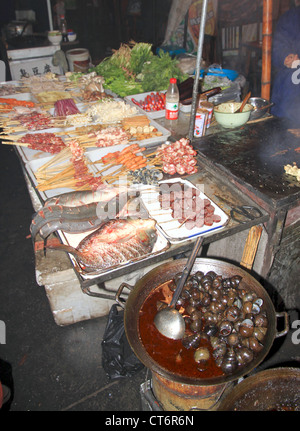 Tradizionale cibo di strada nella contea di Fenghuang, Cina Foto Stock