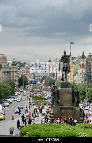 Statua del buon re Venceslao su Piazza Venceslao, noto anche in ceco come Vaclavske Namesti, a Praga, Repubblica Ceca Foto Stock