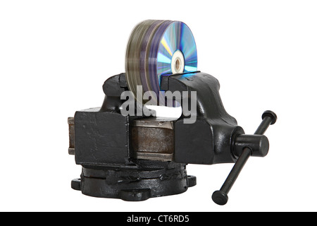 I dischi cd in una morsa, isolato su sfondo bianco Foto Stock