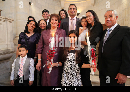 Cristiana famiglia luterana con nuovi battezzati la ragazza alla Luterana Chiesa di Natale a Betlemme, in Palestina, in Cisgiordania Foto Stock