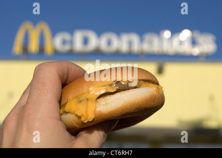 Berlino, Cheeseburger McDonald il Logo Foto Stock