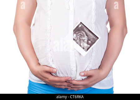 Donna incinta il ventre con immagine ecografica, primo piano Foto Stock